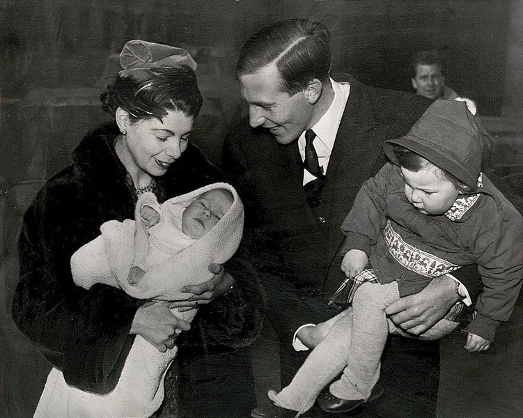 File:Roger Bannister with family 1959.jpg